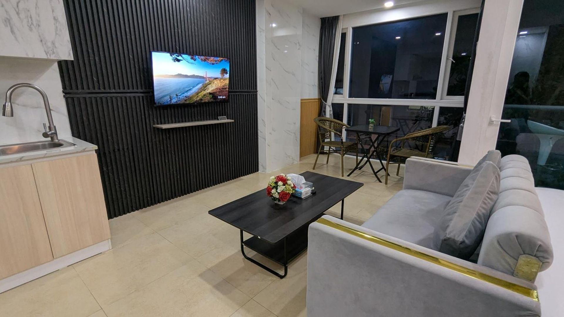 Luxury Pool Centara Avenue