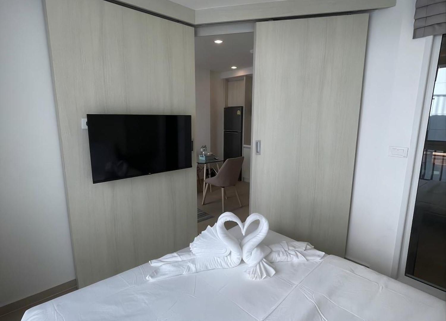 อพาร์ทเม้น Beautiful 1 Bedroom With Big Balcony And Lagoon Pool
