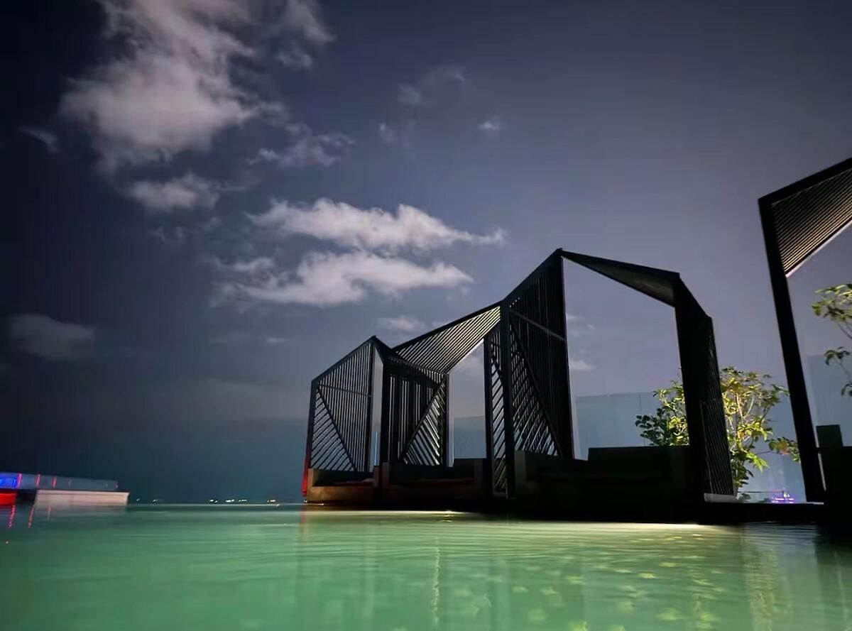 The Edge I Luxurious *