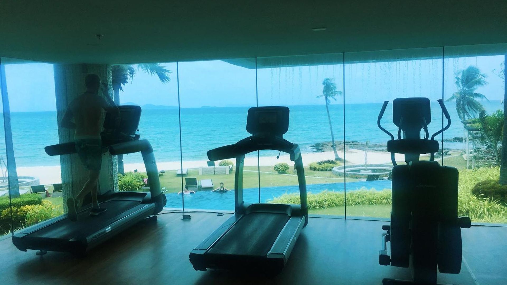 อพาร์ทเม้น The Palm Wongamat Front Sea View *