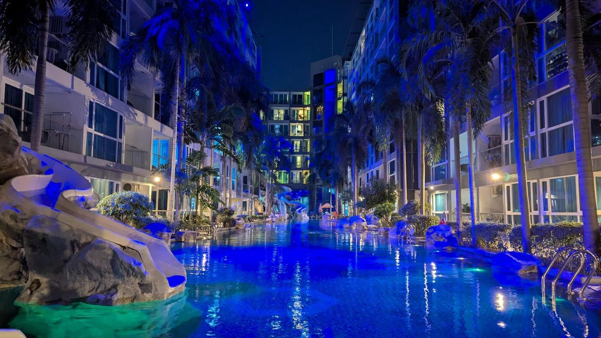 Luxury Pool Centara Avenue Pattaya