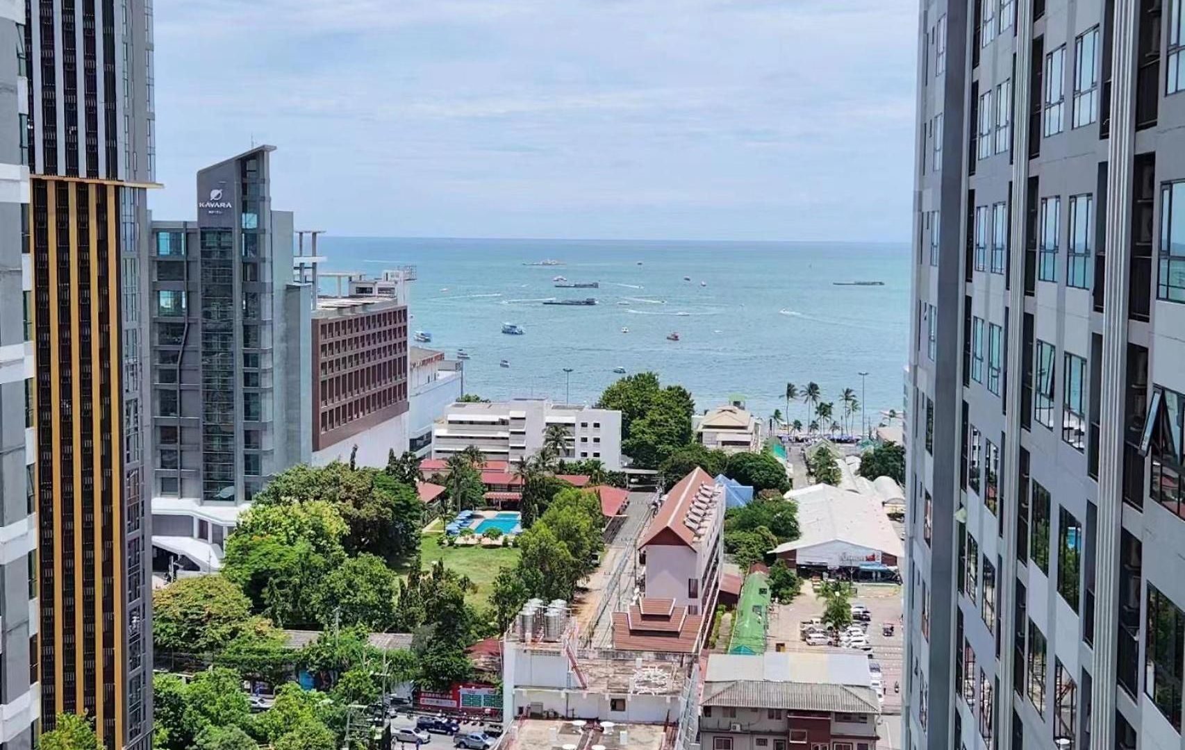 The Base海景网红顶层无边泳池 双卧室套房 海滩3分钟 อพาร์ทเม้น Pattaya