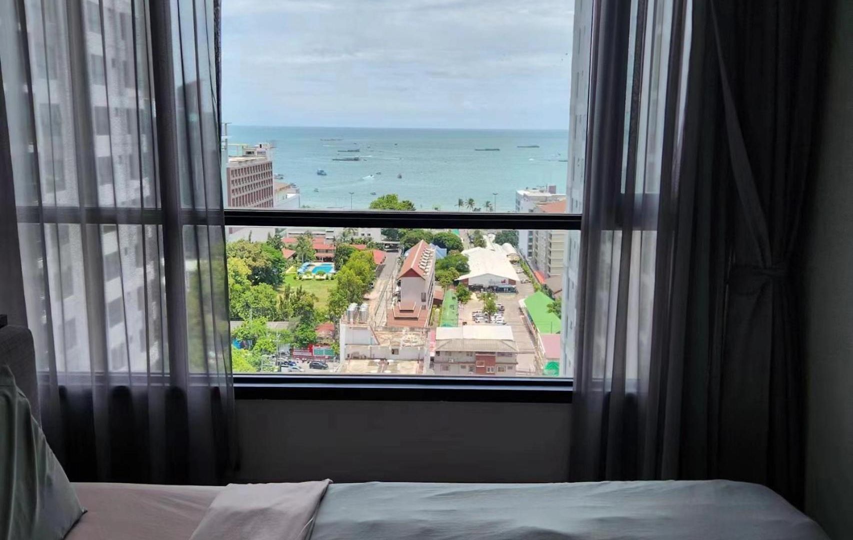 อพาร์ทเม้น The Base海景网红顶层无边泳池 双卧室套房 海滩3分钟