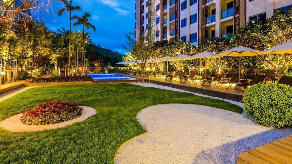 Large High Floor, Pool Great Location