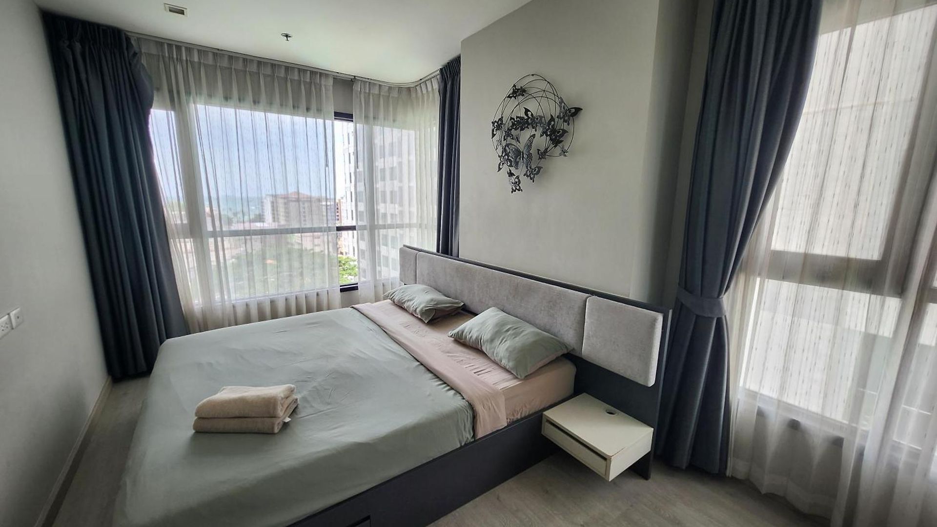 อพาร์ทเม้น The Base海景网红顶层无边泳池 双卧室套房 海滩3分钟 Pattaya
