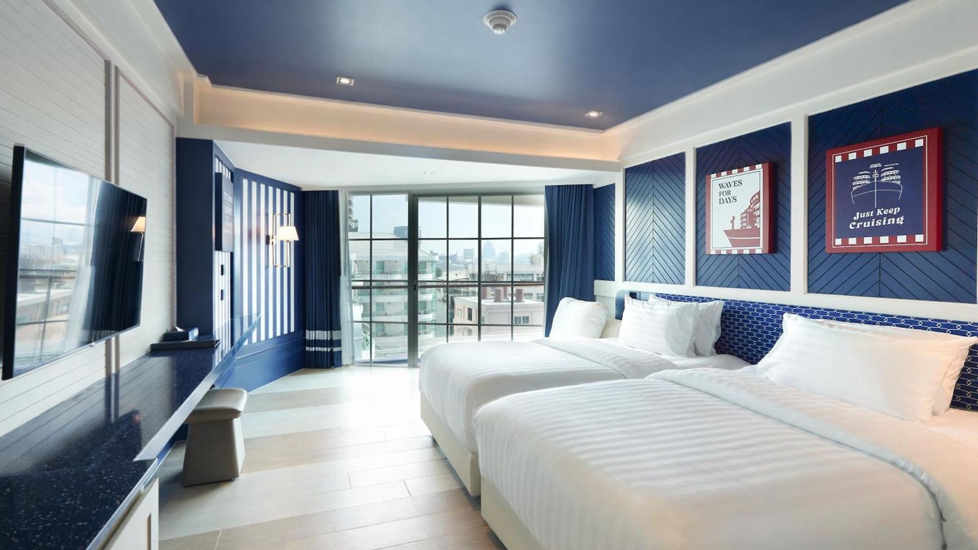 โรงแรม The Cruise