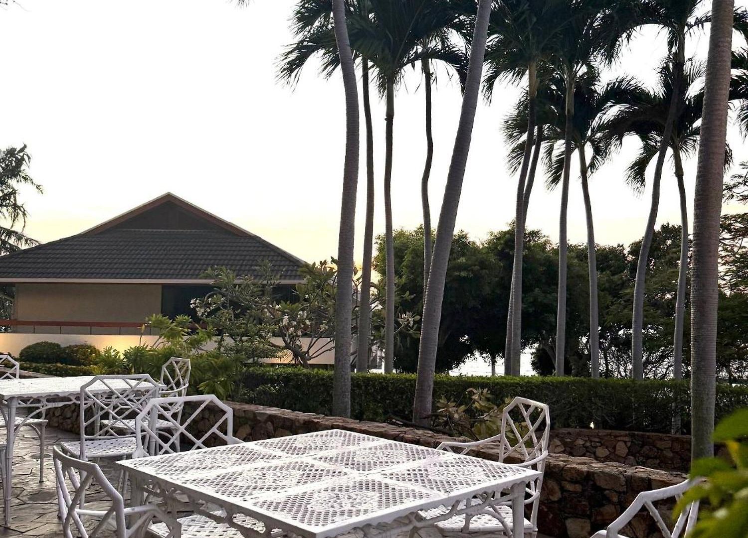 Beachfront 3br With Ocean-view Balcony Apartment *