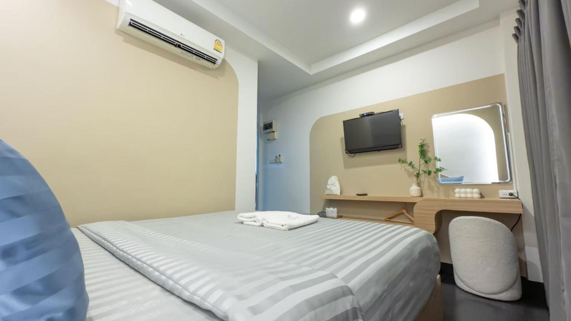 โรงแรม The Seathru Koh Larn Pattaya