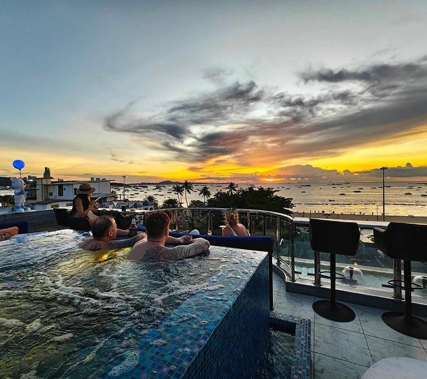 โรงแรม The Globe Hotel, Bar & Restaurant Pattaya
