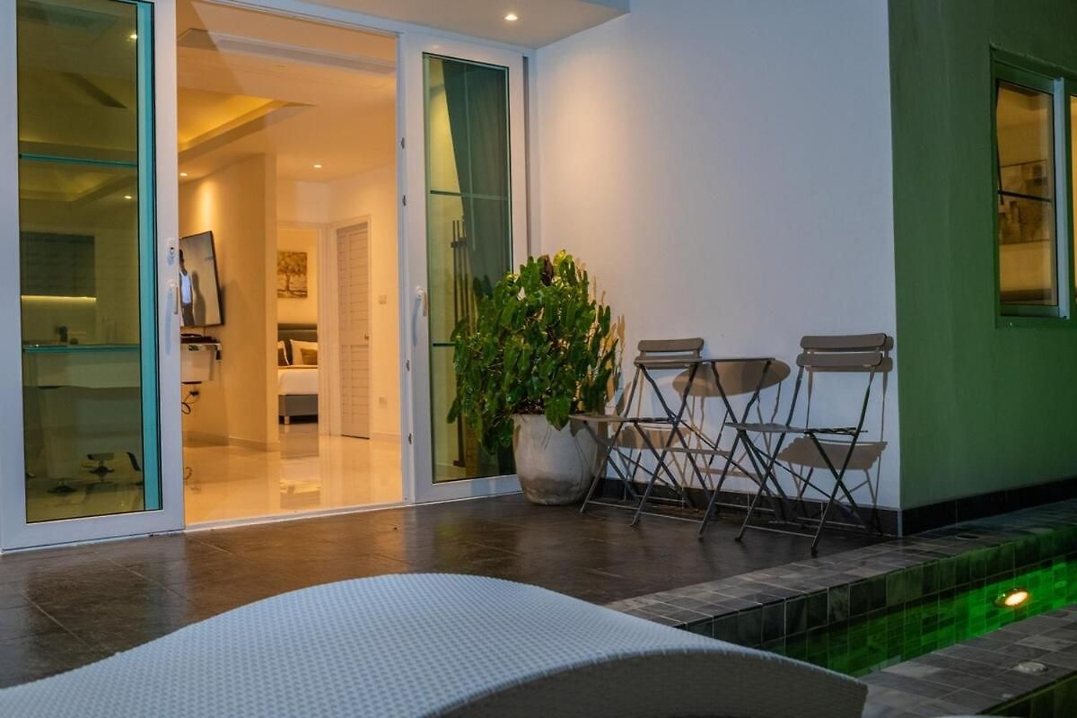 129 Wongamat, 4br, 300m From *
