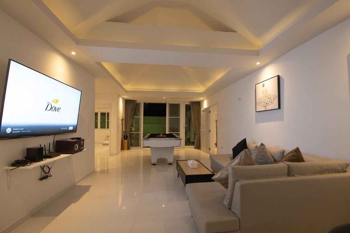 129 Wongamat, 4br, 300m From *