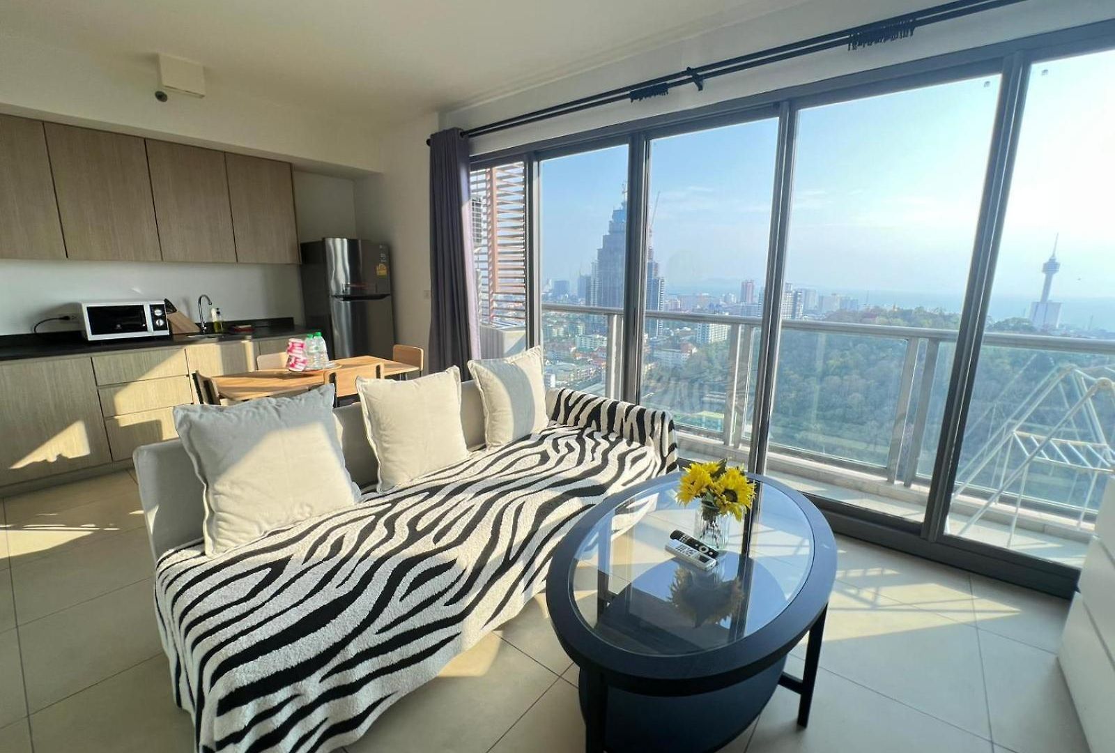 อพาร์ทเม้น 2 Bed High Floor Sea View - In