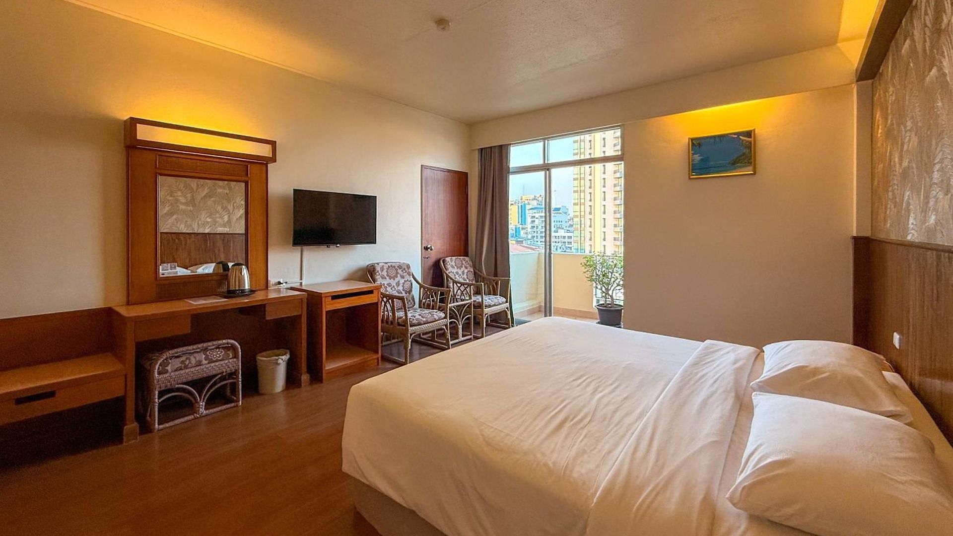 โรงแรม โกลเด้นบีชโฮเทล พัทยา 4*