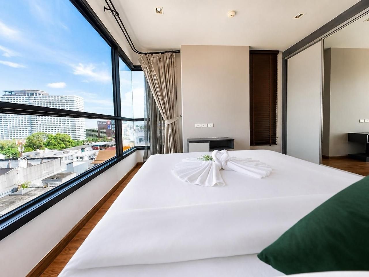 อพาร์ทเม้น The Base Sea View Pattaya