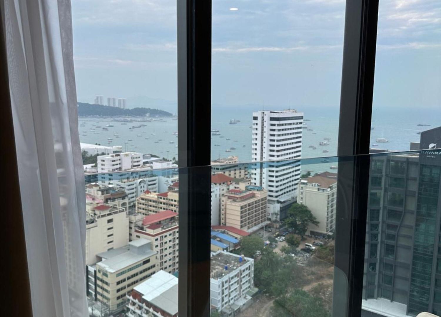 502 Edge 25th Floor Sea View With King Size Bed อพาร์ตโฮเทล