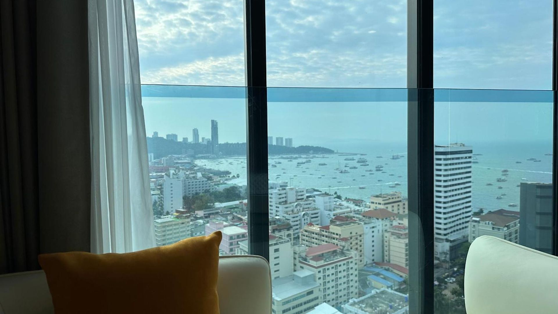 502 Edge 25th Floor Sea View With King Size Bed อพาร์ตโฮเทล Pattaya