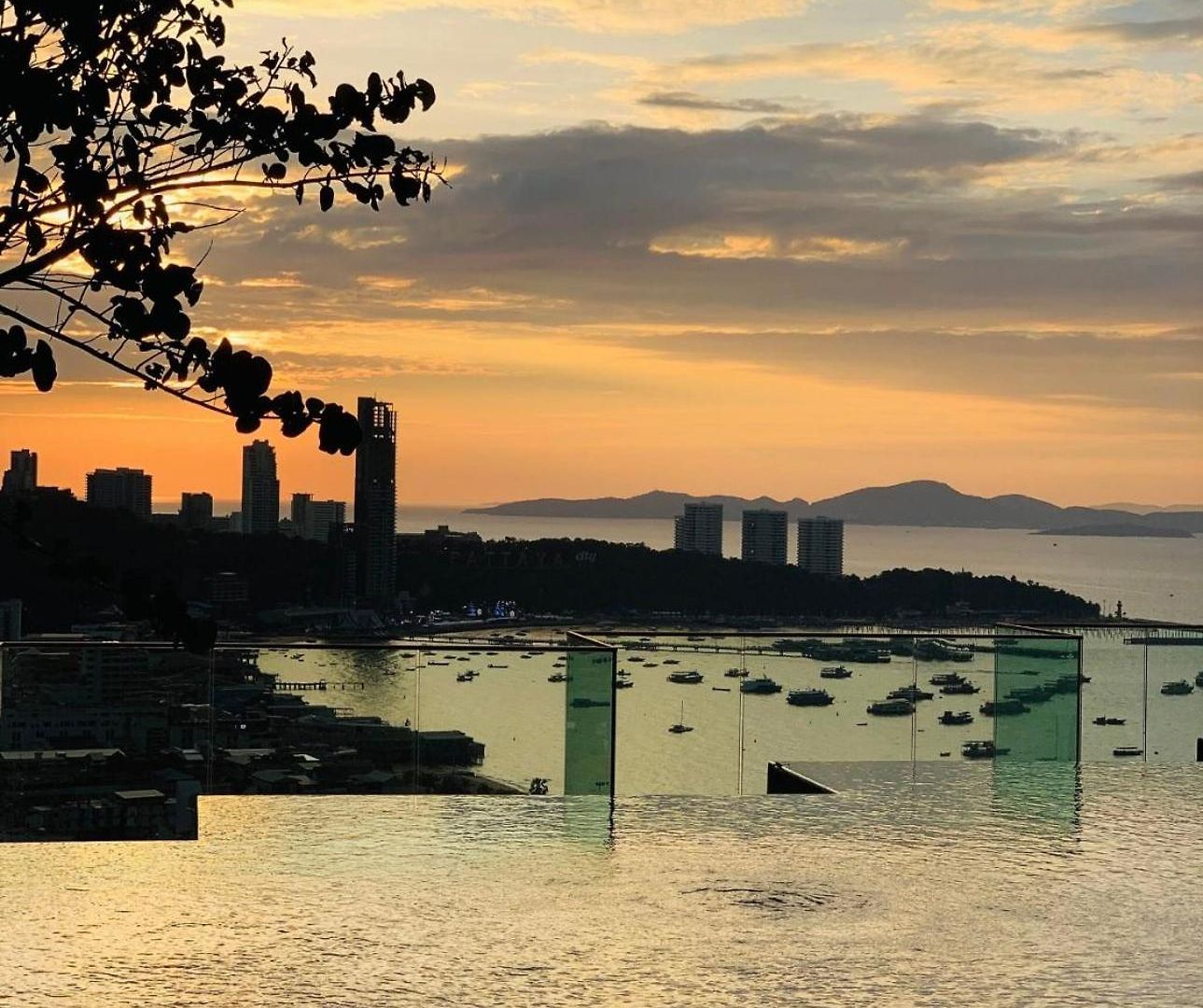 502 Edge 25th Floor Sea View With King Size Bed อพาร์ตโฮเทล Pattaya