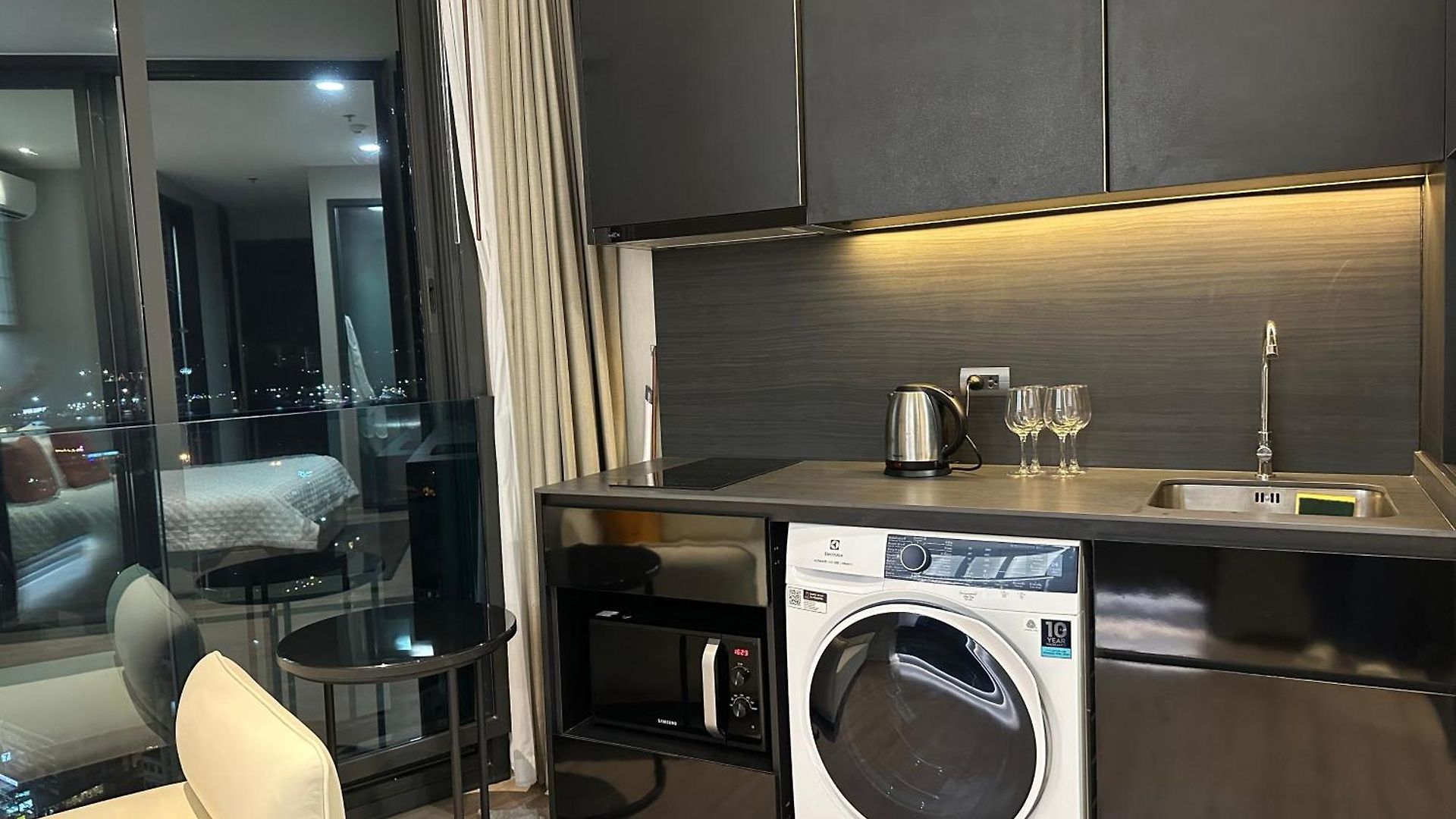 502 Edge 25th Floor Sea View With King Size Bed Pattaya