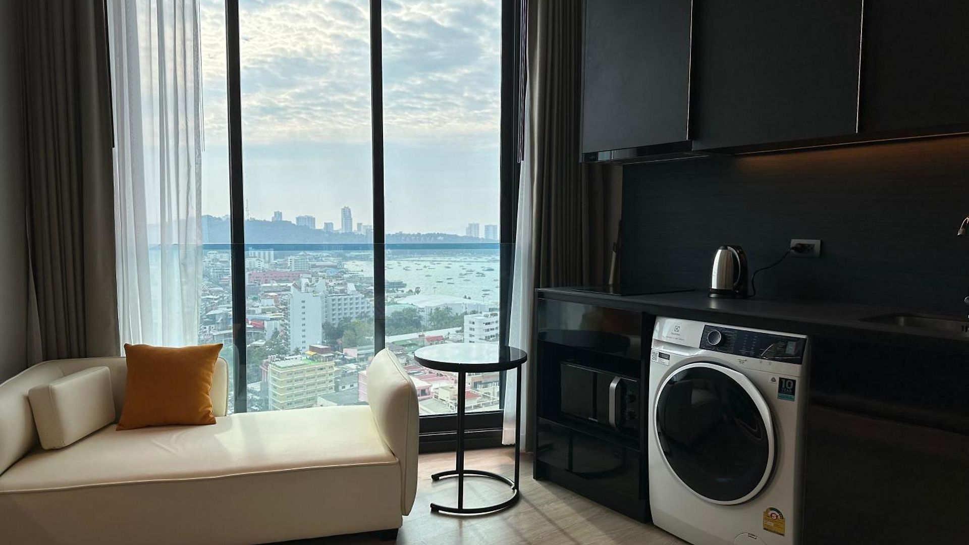 502 Edge 25th Floor Sea View With King Size Bed อพาร์ตโฮเทล 4*
