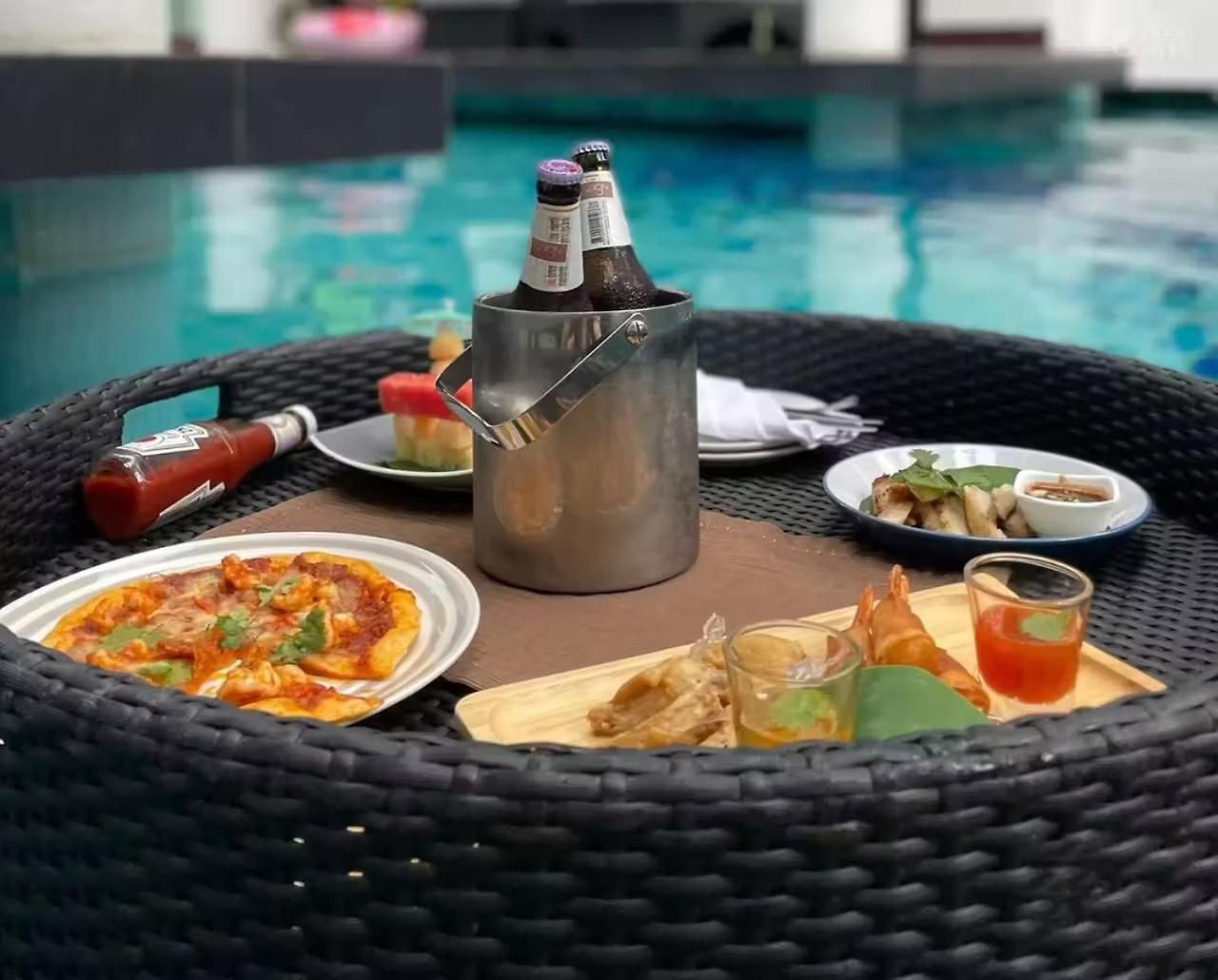Mona Lisa Pool Pattaya