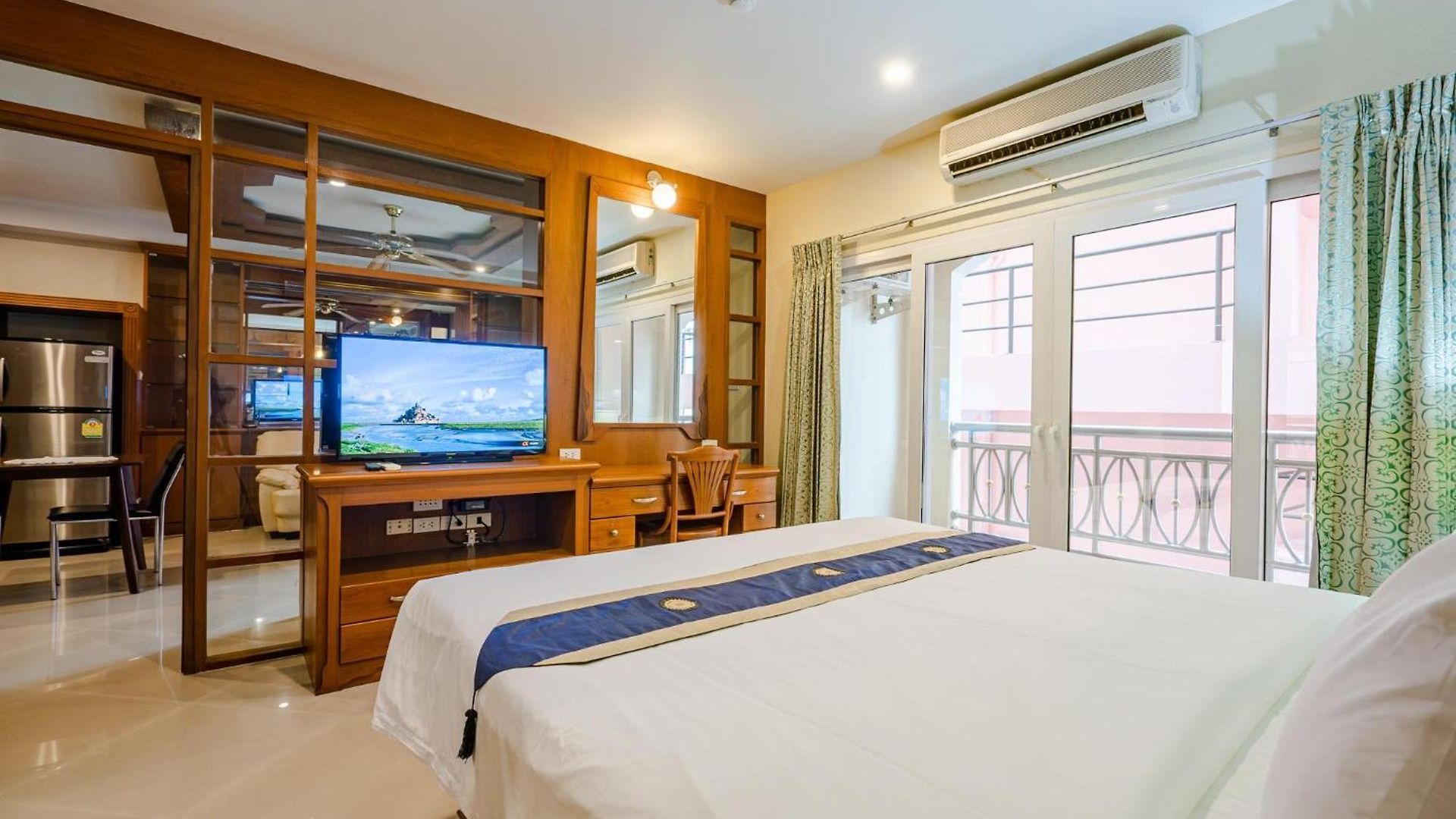 เดอะ ไวท์เฮาส์ คอนโดเทล Pattaya