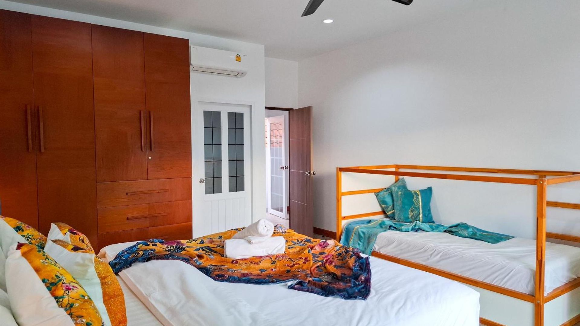 At 5 Mins Walk 3bdr Pool For Groups And Family Villa *