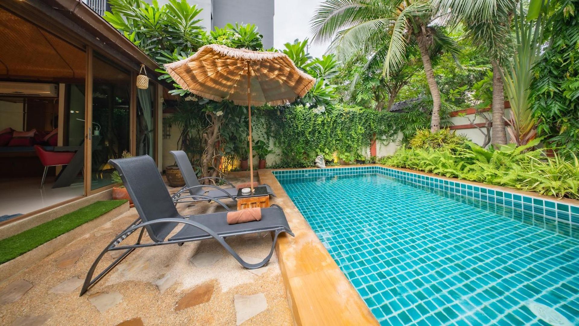 Ii, Totally Private Pool