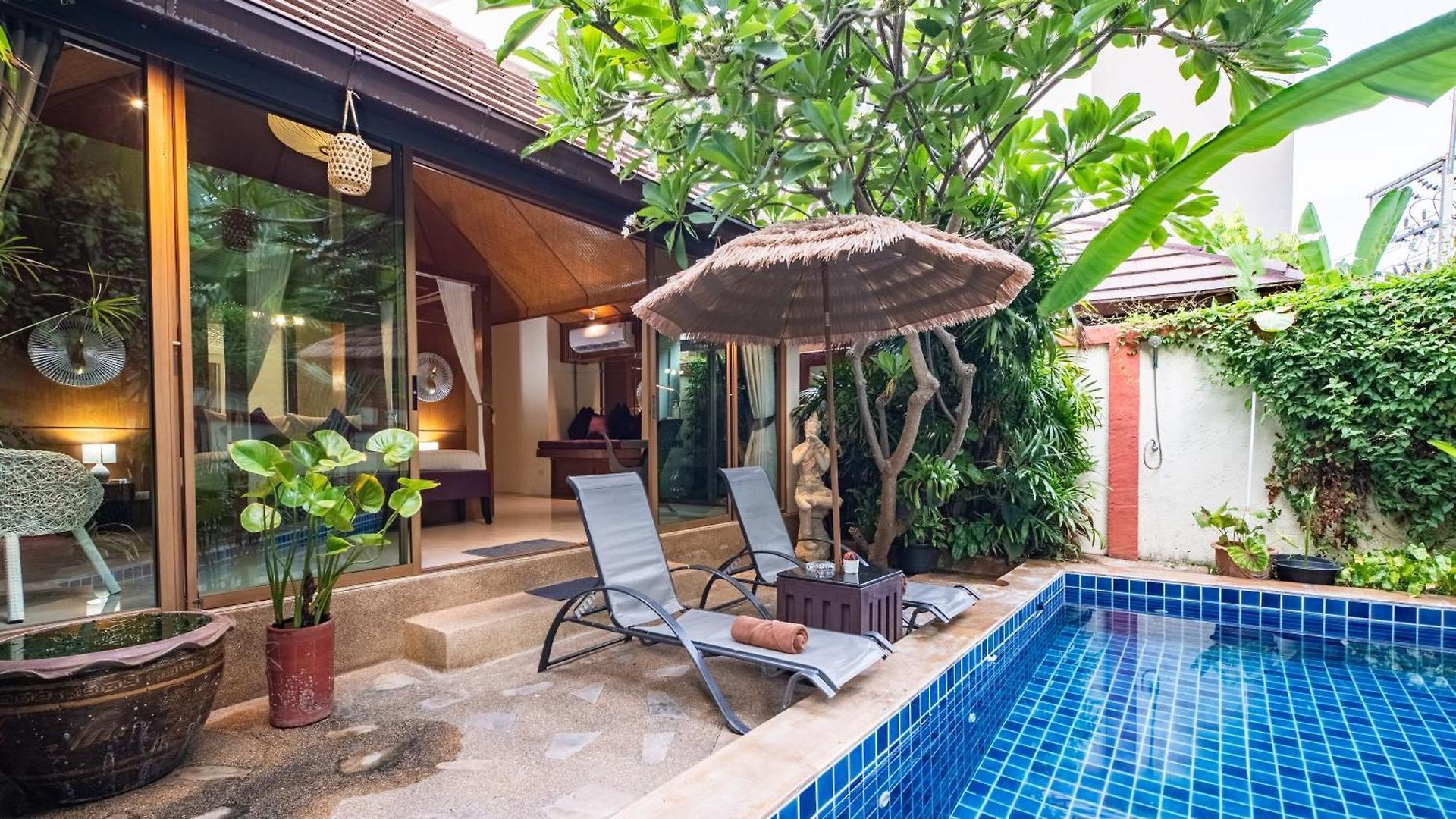 I, Totally Private Pool อพาร์ทเม้น