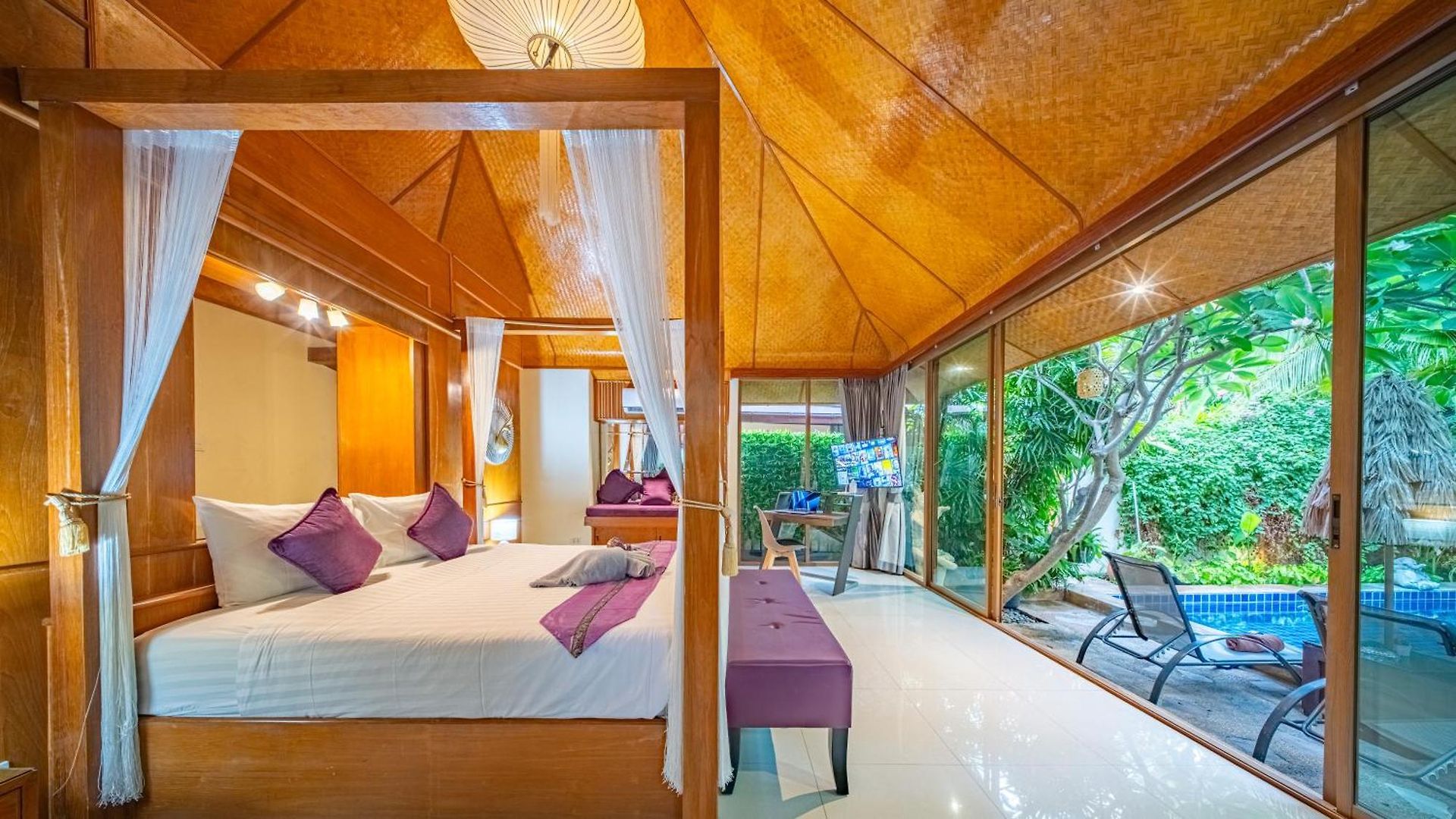 I, Totally Private Pool อพาร์ทเม้น