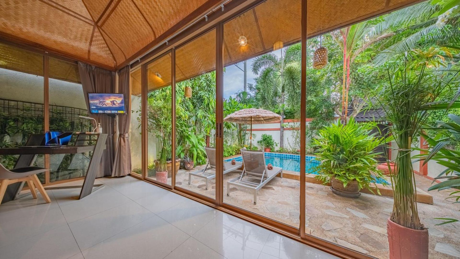 Iii, Totally Private Pool อพาร์ทเม้น