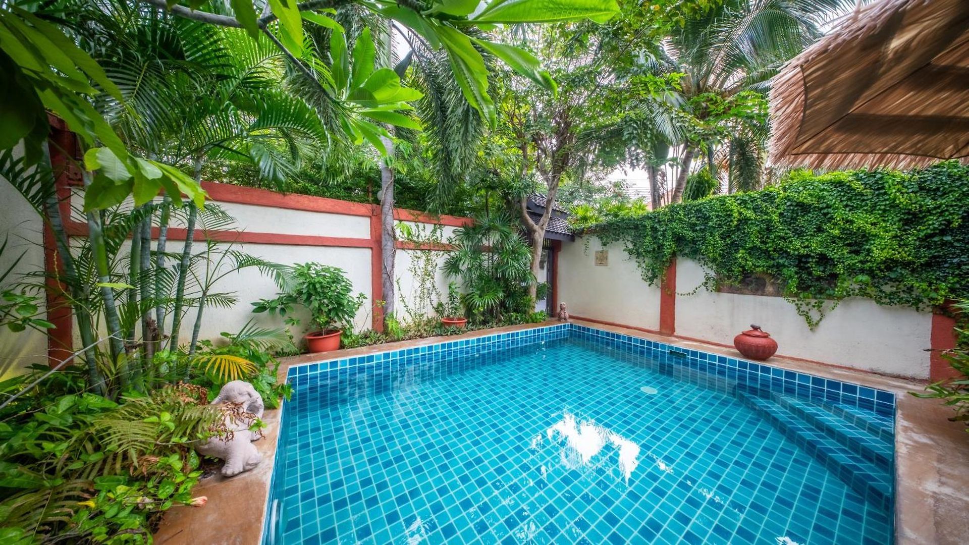 Iii, Totally Private Pool อพาร์ทเม้น