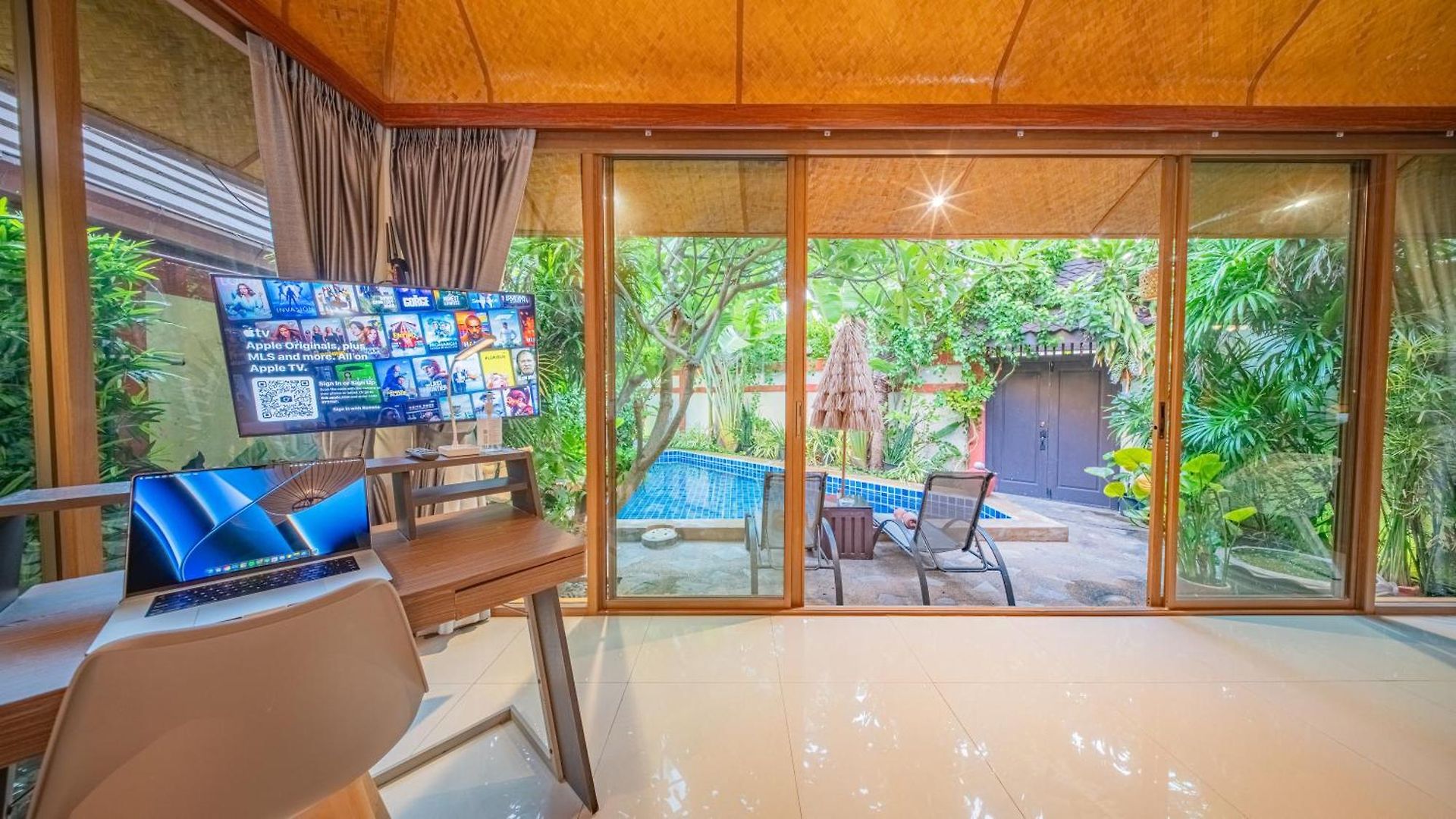 I, Totally Private Pool อพาร์ทเม้น