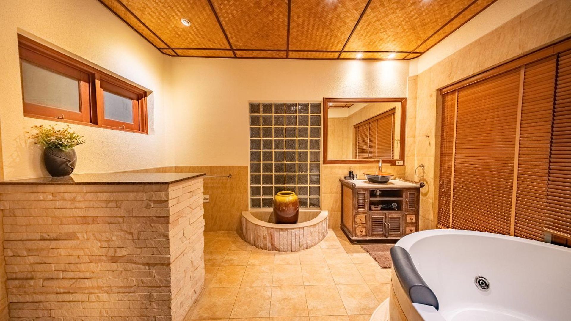 Orchid House Pattaya, Totally Private Pool อพาร์ทเม้น Pattaya