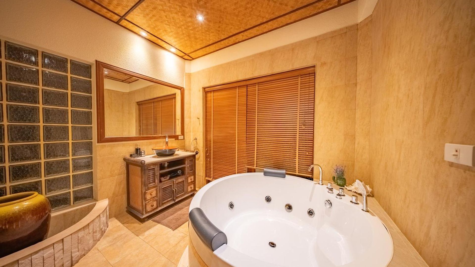 Orchid House Pattaya, Totally Private Pool อพาร์ทเม้น *