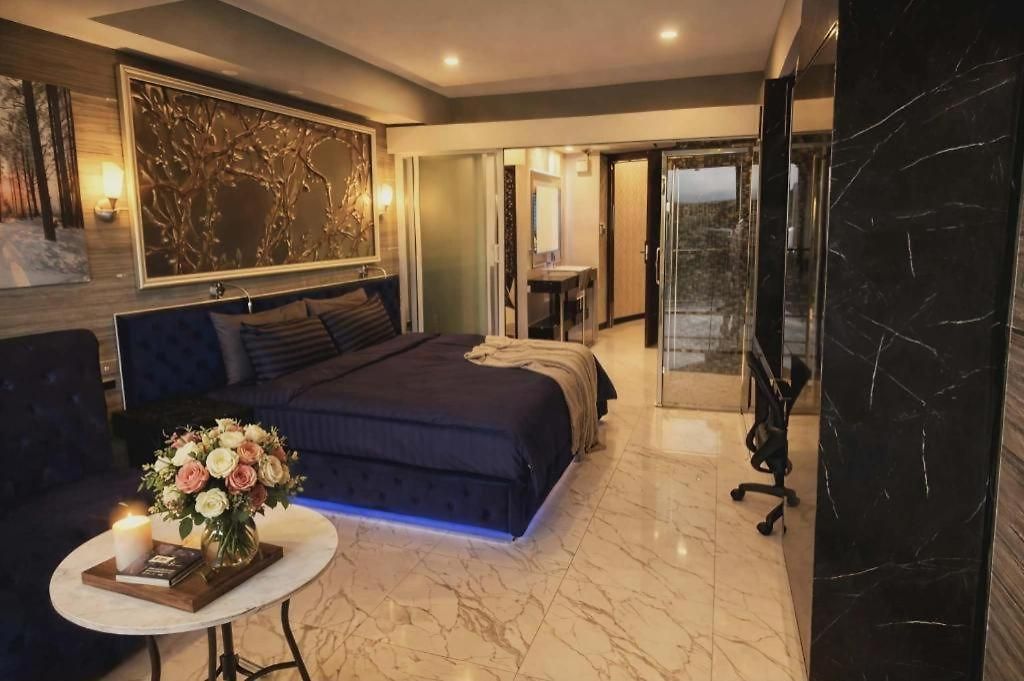 The Globe Hotel, Bar & Restaurant Pattaya