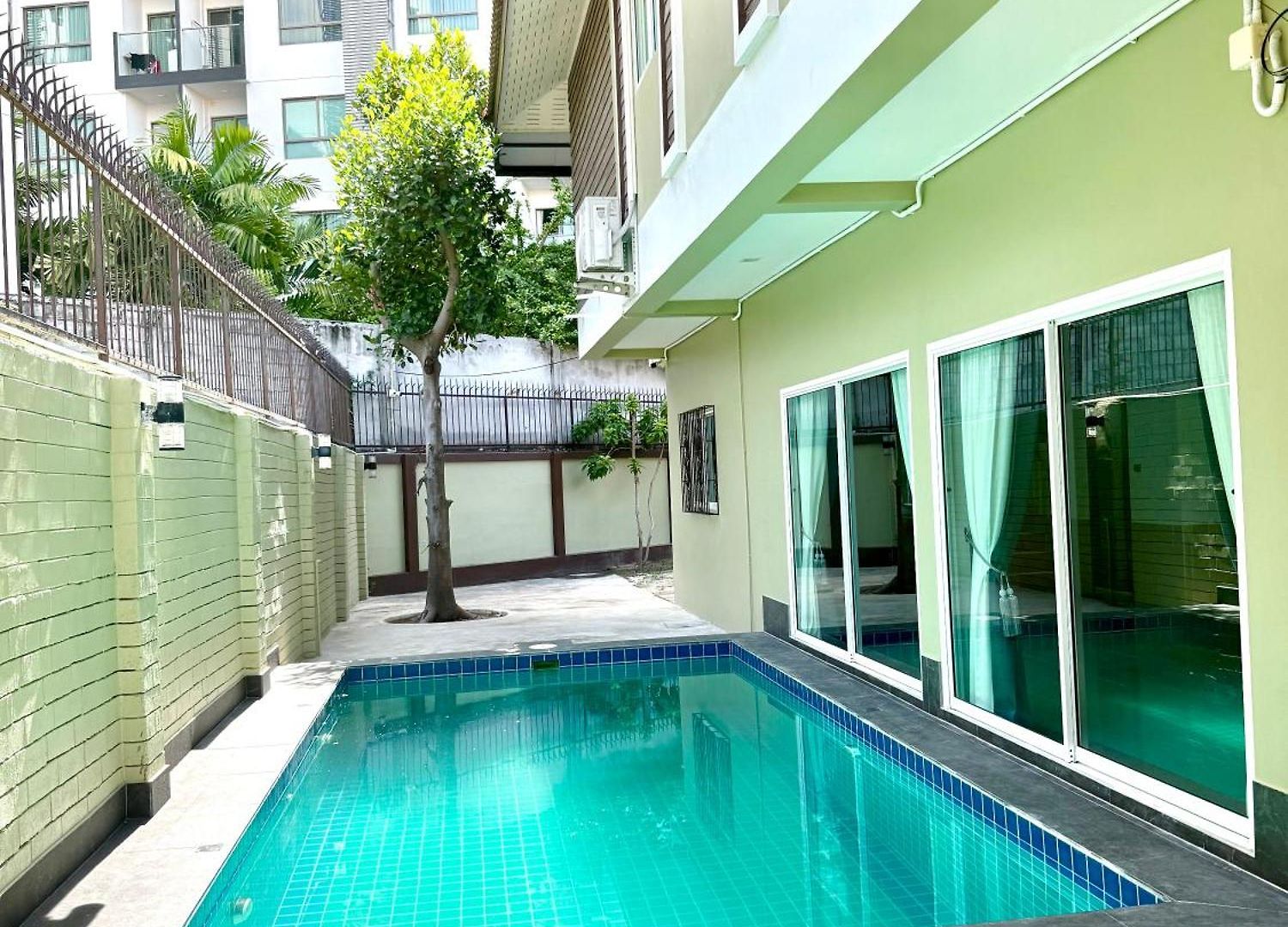 Warisa Happy Pool Near