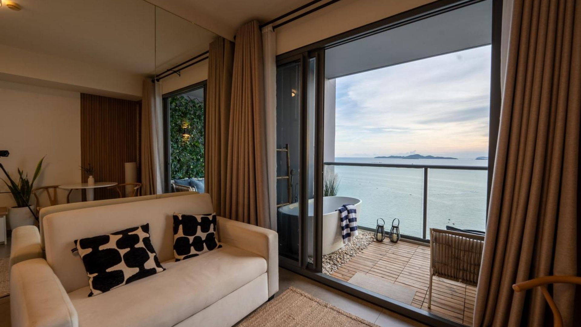 Apartment Zire Wongamat By Silqstay V *