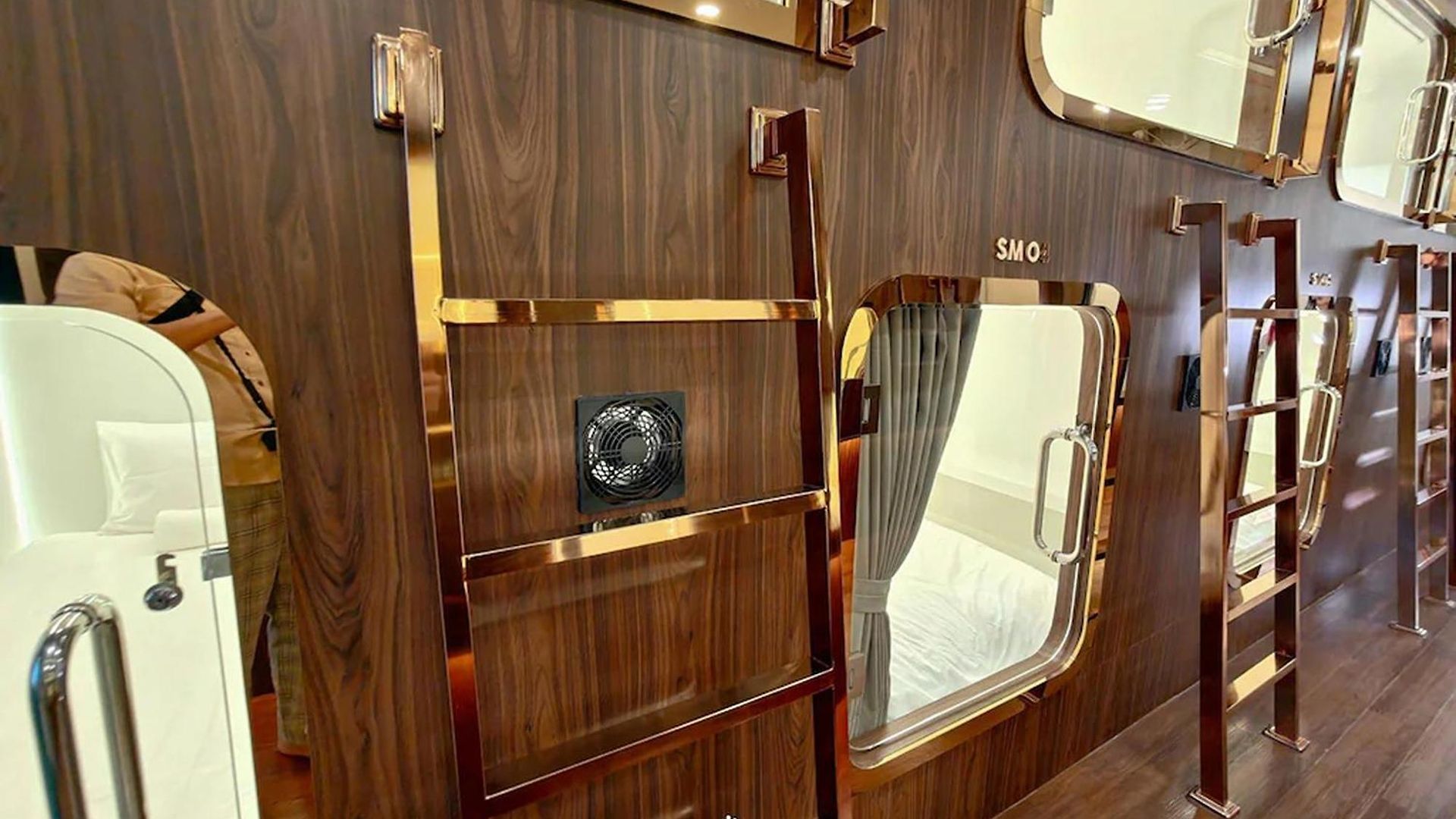 Capsule hotel The Rich Cafe & 3*