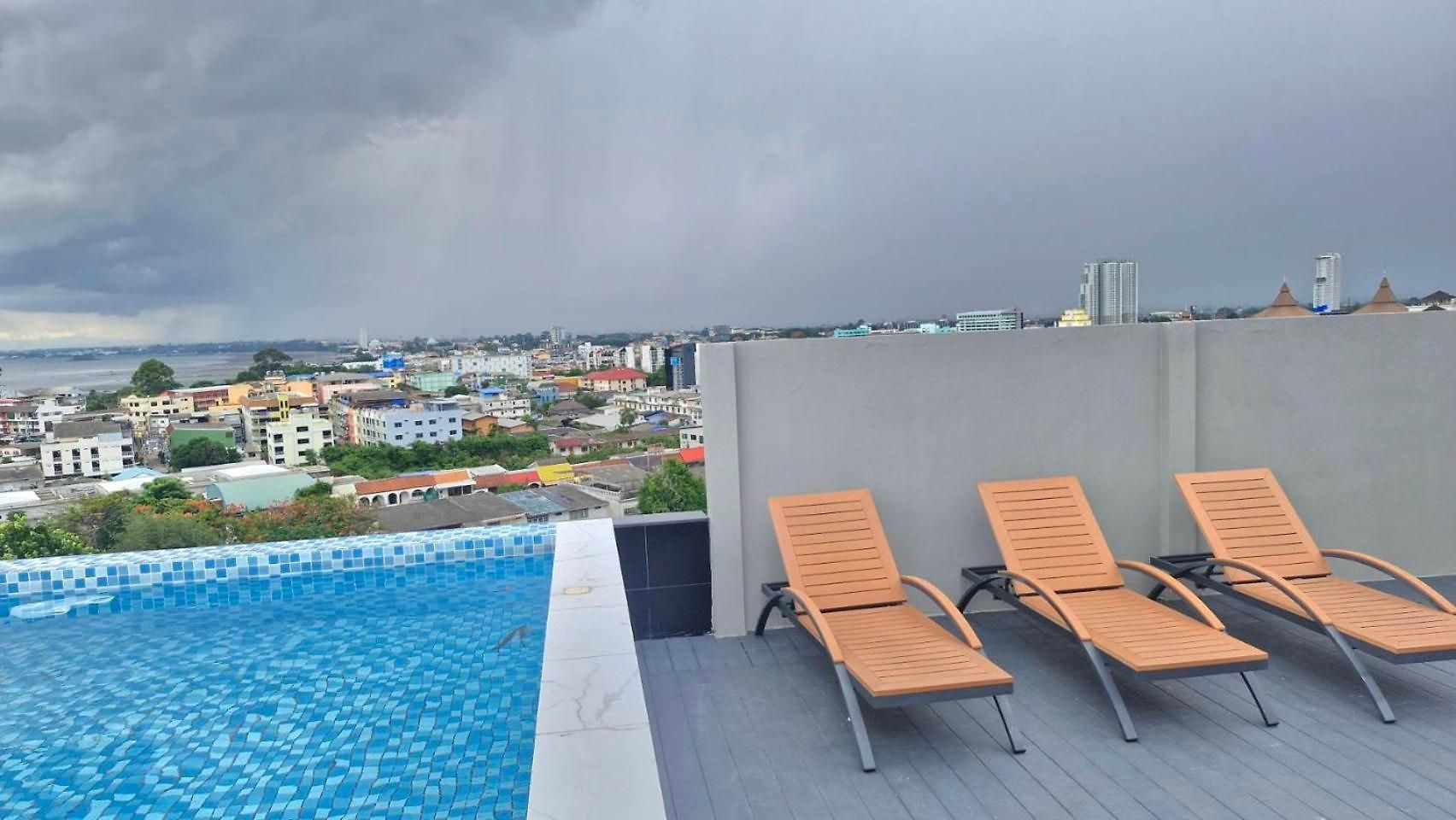 โรงแรม Dday Luxury By D-eco Wellness Centre 4*