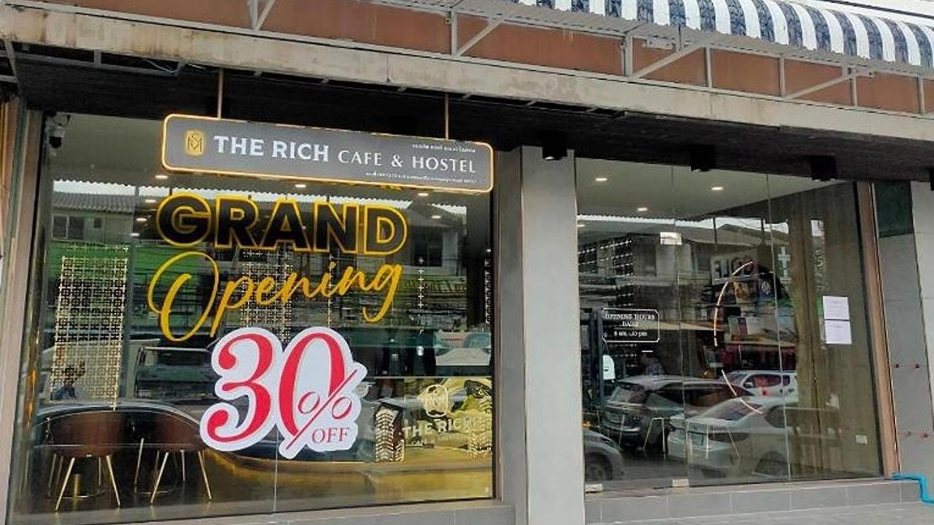 The Rich Cafe & Capsule hotel
