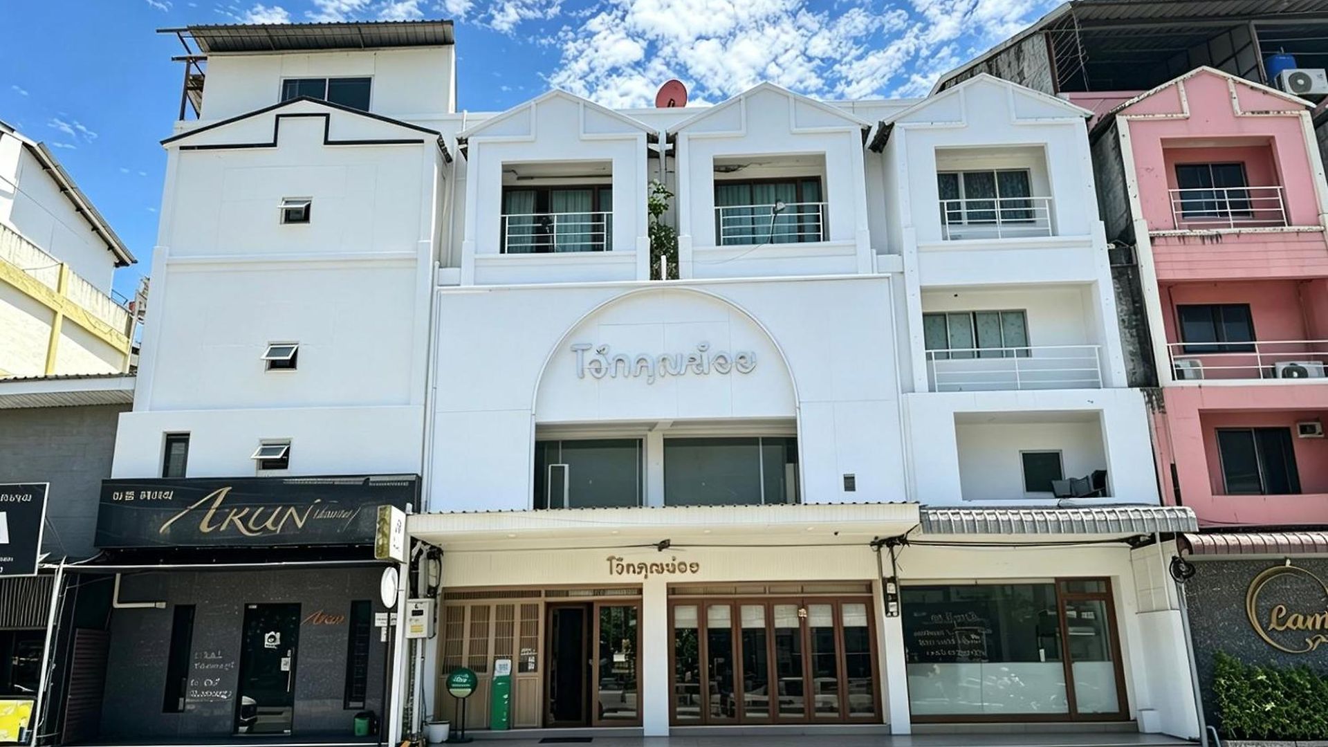 โรงแรม Velin 4*