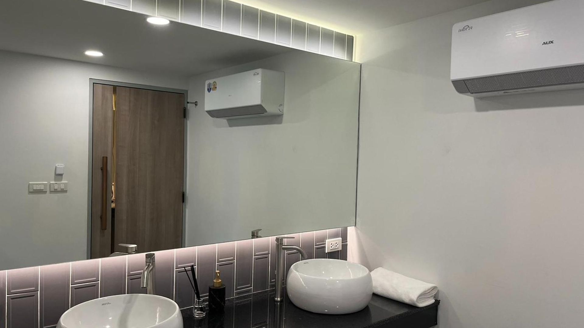 Capsule hotel The Rich Cafe & 3*