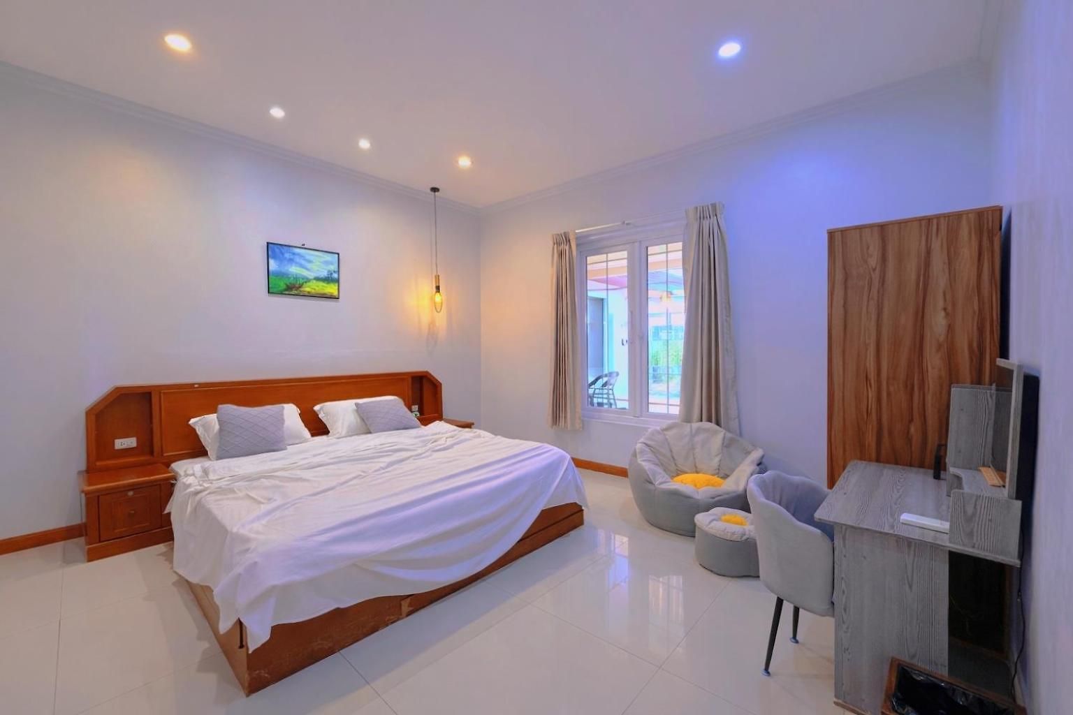 5br Pool Sleeps 10