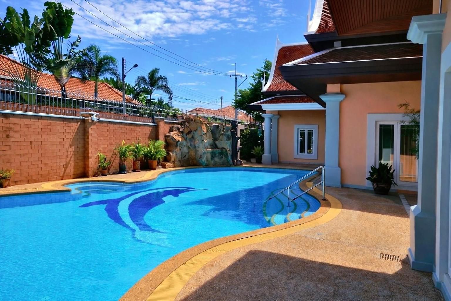 5br Pool Sleeps 10 Villa Pattaya