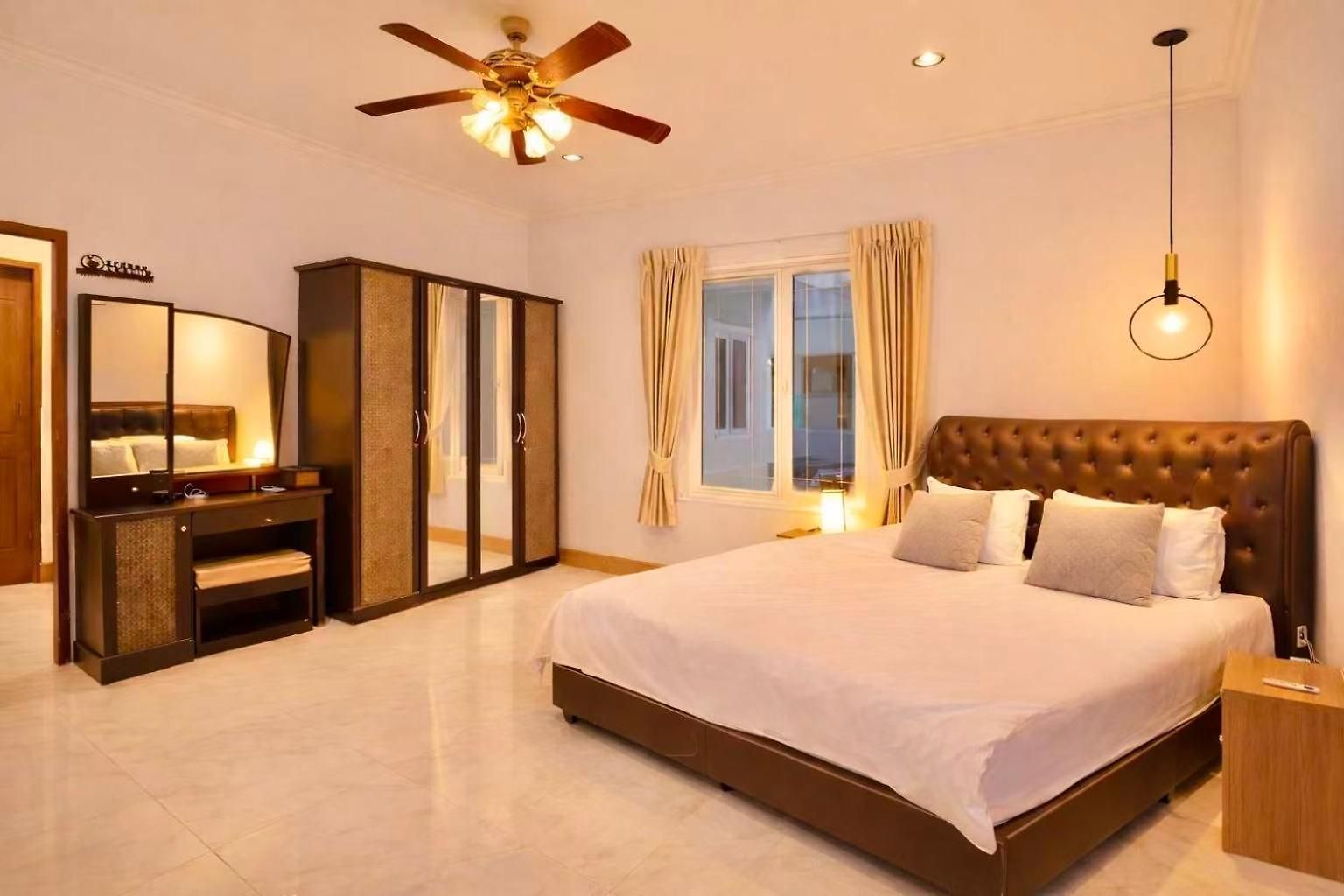 5br Pool Sleeps 10 Villa *