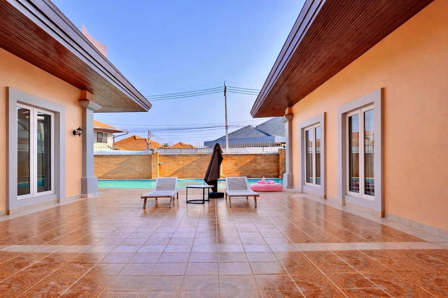 5br Pool Sleeps 10 Villa