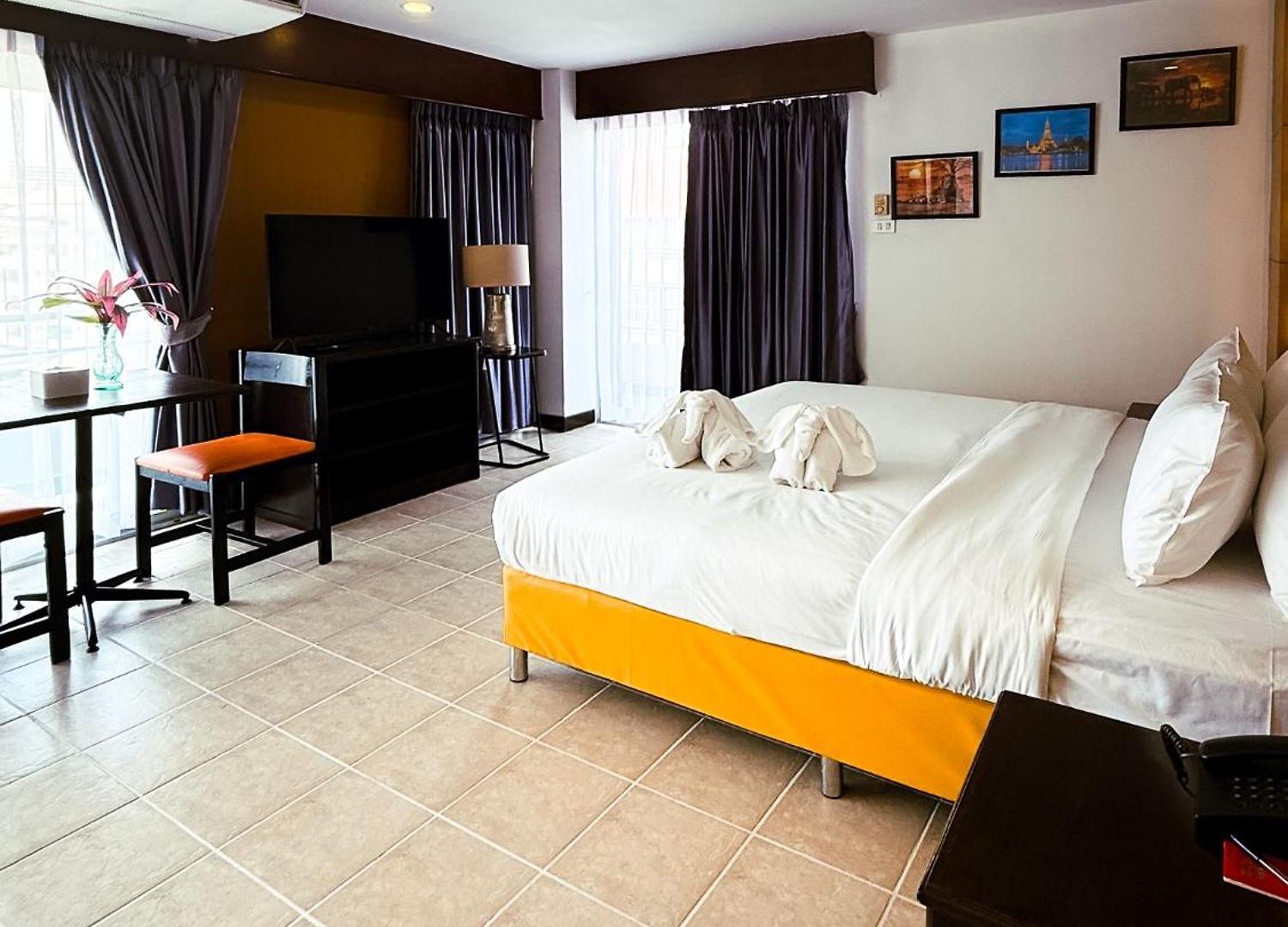 โรงแรม The 4*
