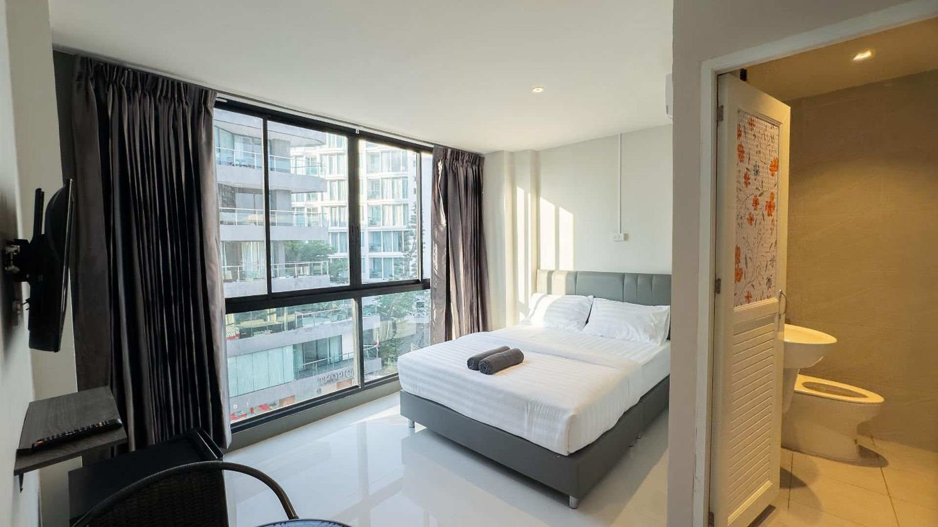 On The Six Pratamnak Aparthotel 3*