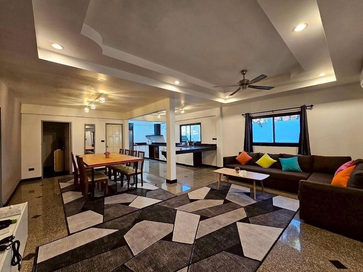 4 Bedroom 2km From Walking Street วิลล่า Pattaya