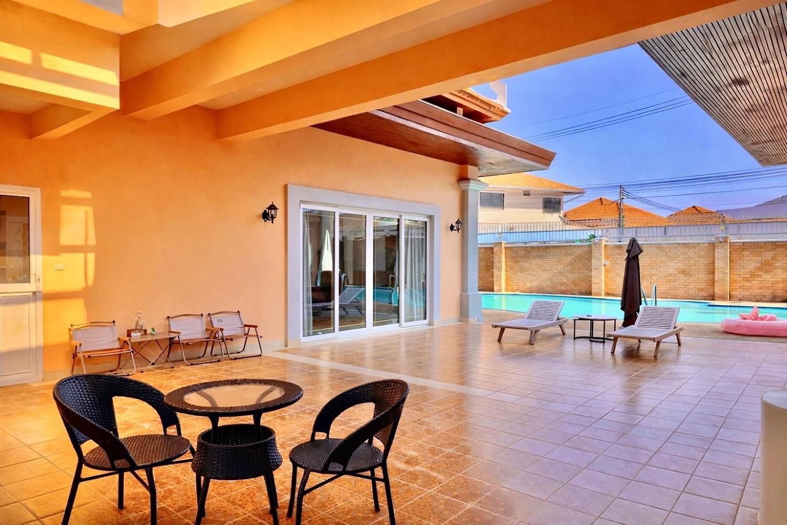 5br Pool Sleeps 10 Villa